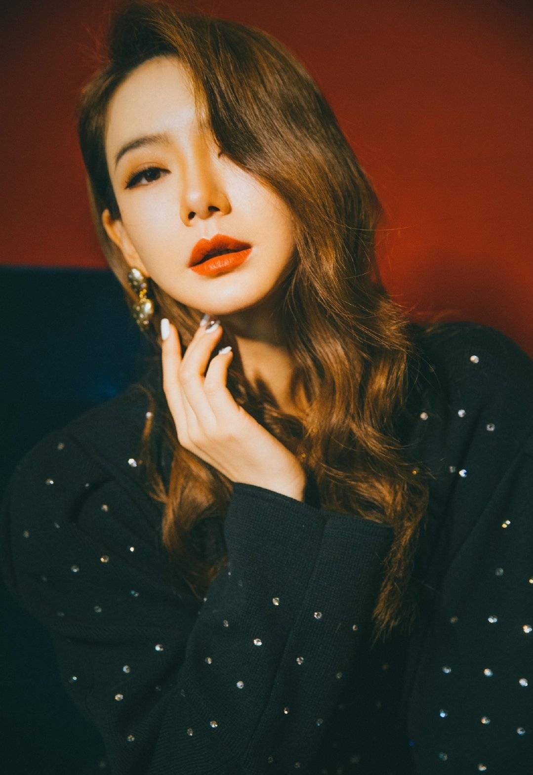 戚薇|36岁戚薇颜值回春,白色T恤配工装裤秀好身材,凹凸有致似少女