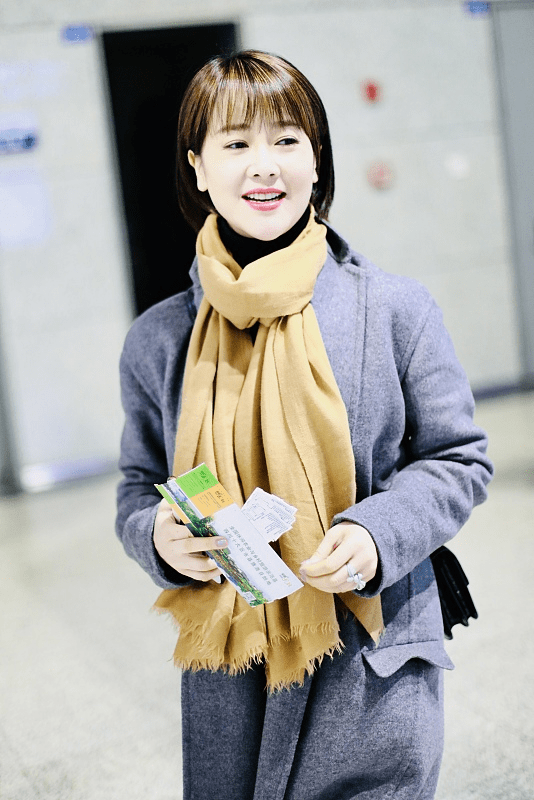 刘海|左小青的小肉脸真显嫩,冷白皮轻松驾驭灰色大衣,配刘海能卖萌了