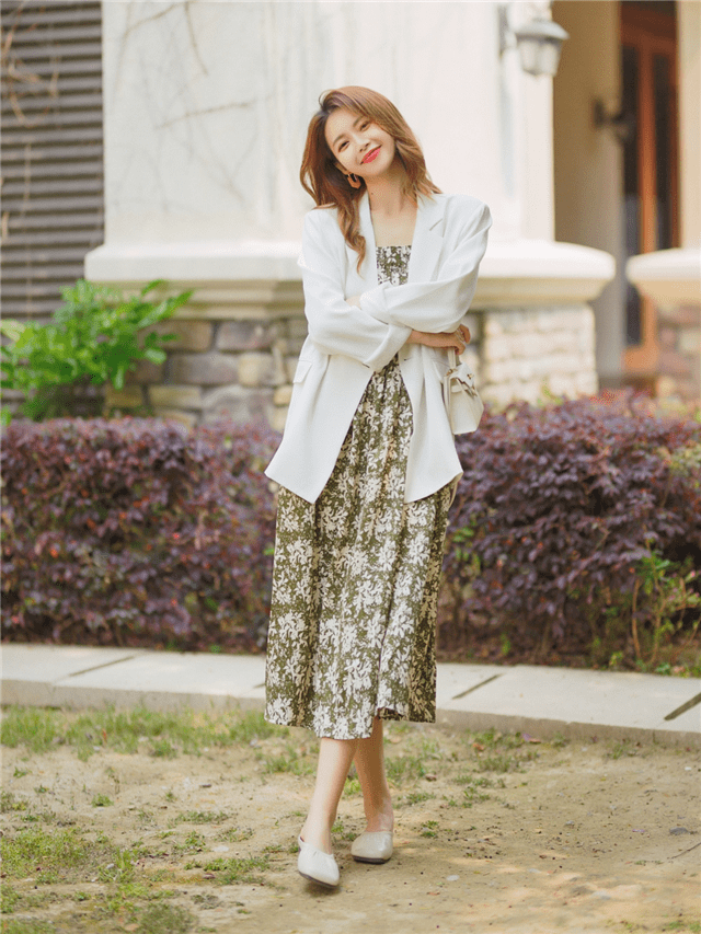 脚踝|今年突然火了一种穿法，叫“脚踝裙＋低跟鞋”，优雅时髦还显腿长