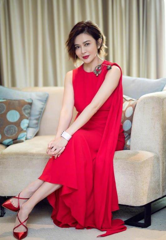 风情|今春最优雅CP：山楂裙＋高跟鞋，温柔还耐看，适合三四十岁的女人