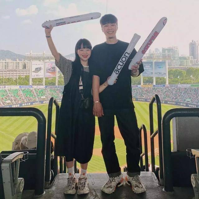 颜色|“裙子＋运动鞋”才是今夏最火CP，时髦显高又百搭，谁穿谁好看