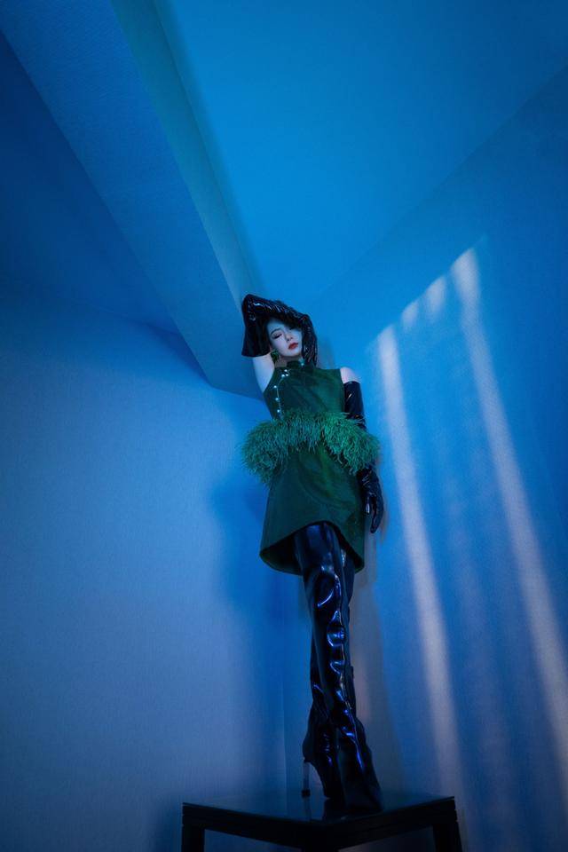 设计|戚薇真厉害，浮夸的绿色漆皮裙穿出满屏时尚感，也就她能驾驭得了