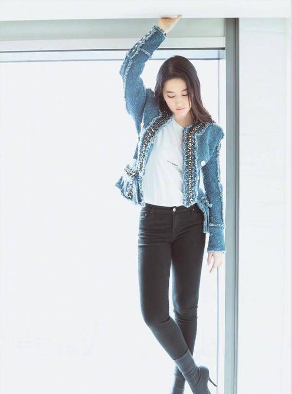 好身材|?又被刘亦菲惊艳了，挑战二次元粉发造型，又甜又酷令人心动