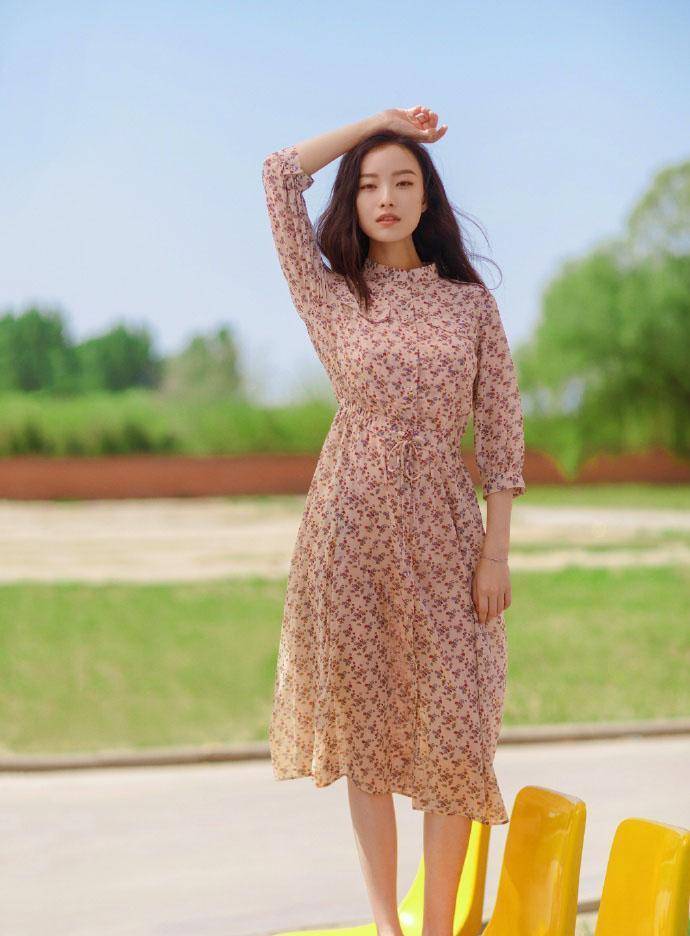 细节|今夏火了一种穿法,叫“碎花裙+小白鞋”显瘦还时髦,贼好看!