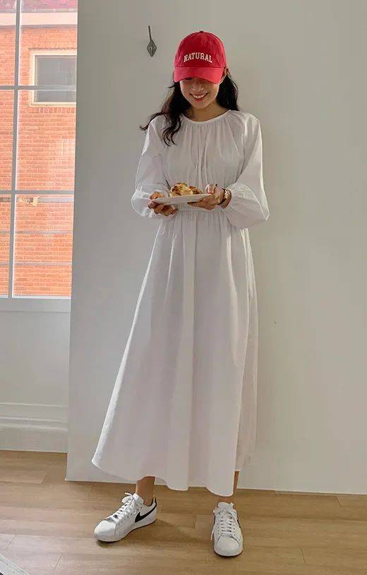 小白|今夏“裙子+运动鞋”这样穿,就是美得不一样!