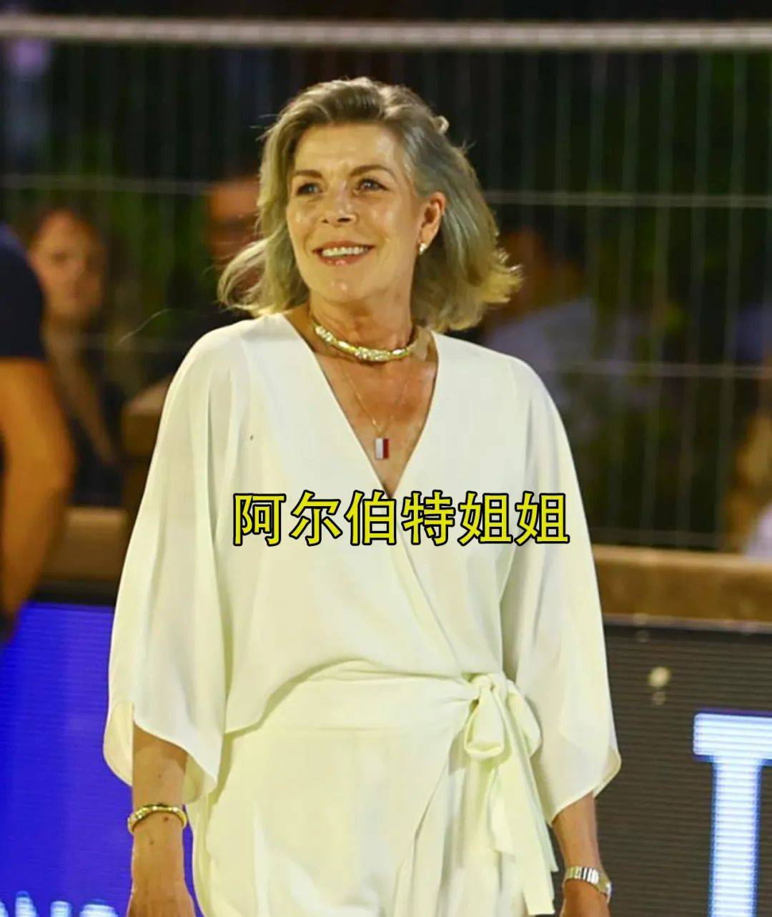 柯尼·斯科特目前49岁比夏琳王妃要年长6岁曾经是一位空姐