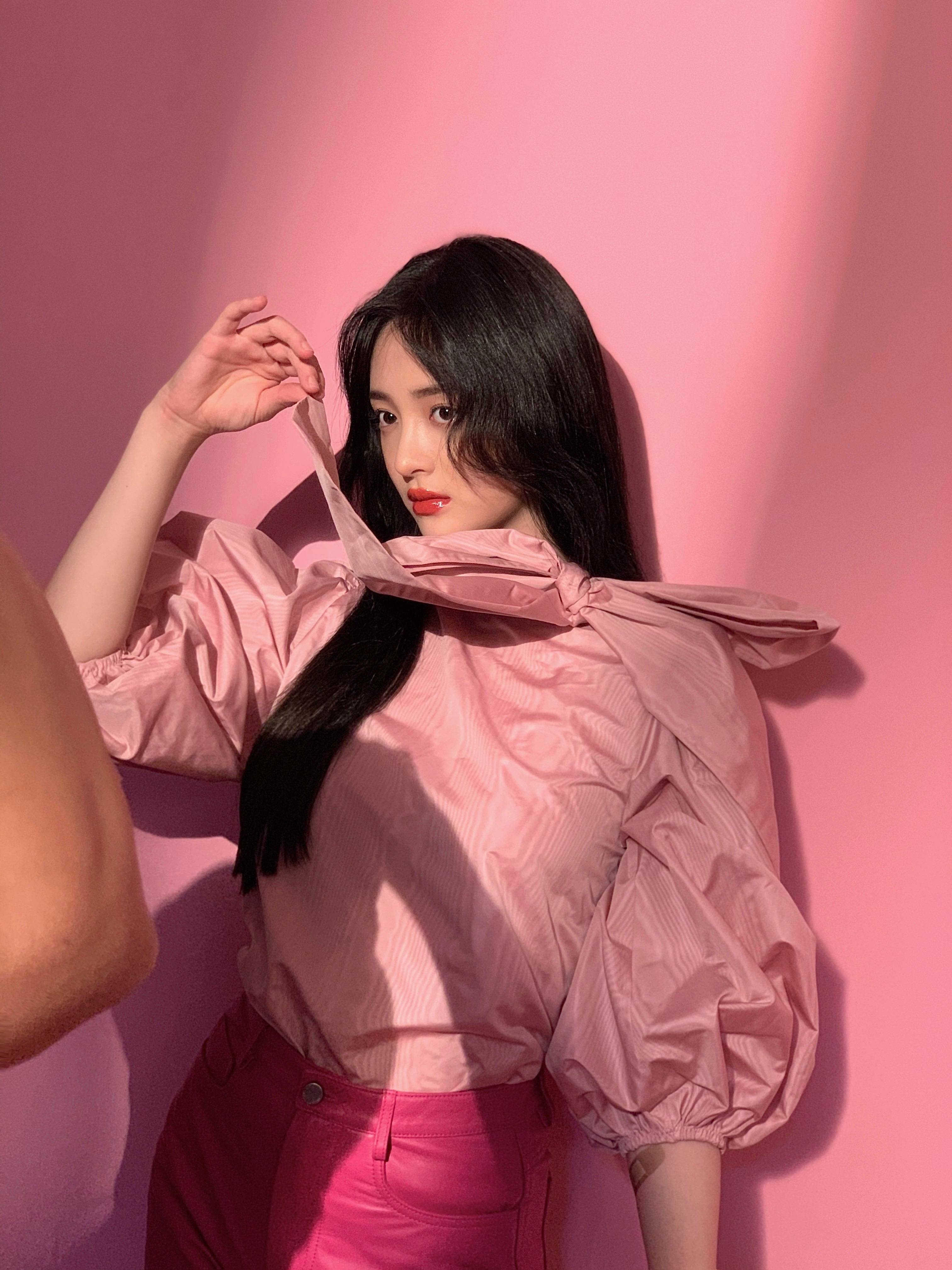 女神|22岁周洁琼文艺女神范,元气橘上衣+侧开边裤,休闲美腻度假风!