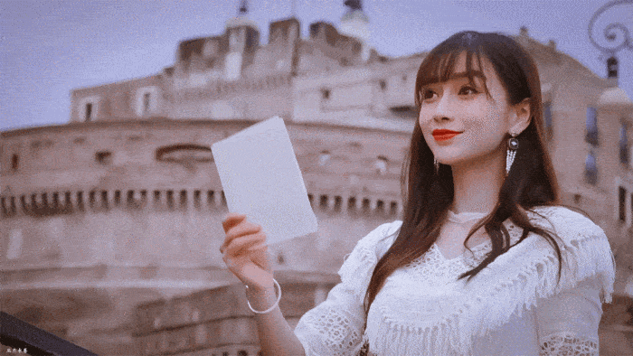 杨颖|31岁杨颖状态真好，穿白色印花T恤现身，这凹凸绝了