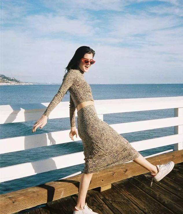 帆布鞋|“裙子+帆布鞋”才是春夏王炸cp,学会这样穿,舒适、时髦又好看