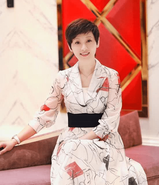 平原|徐帆的“平原身材”就算领口再大，感觉也挺保守的，但气场很强