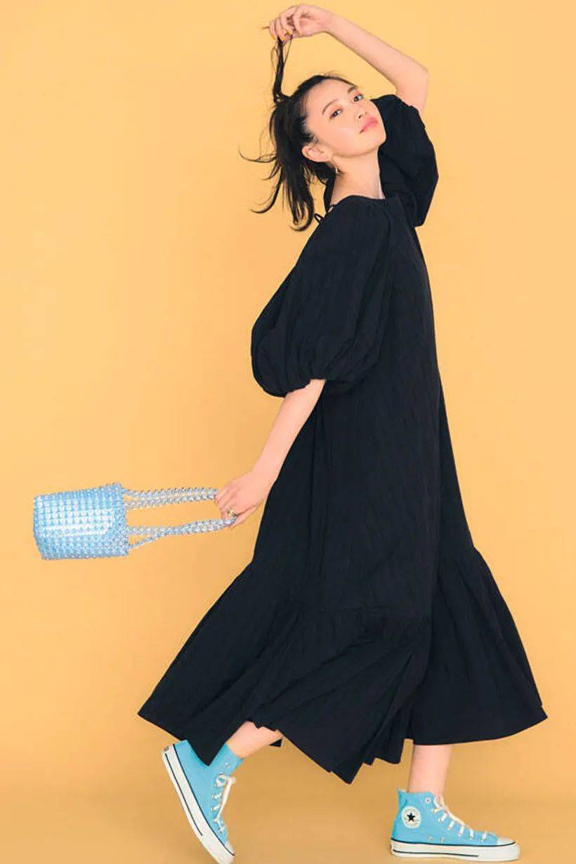 穆勒|别总穿高跟鞋啦！连衣裙＋平底鞋＝春季最简约大气的混搭cp！