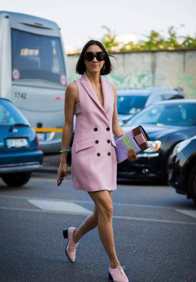 帆布鞋|小白鞋、帆布鞋该让位了，今年更流行“布洛克鞋”，怎么搭都好看