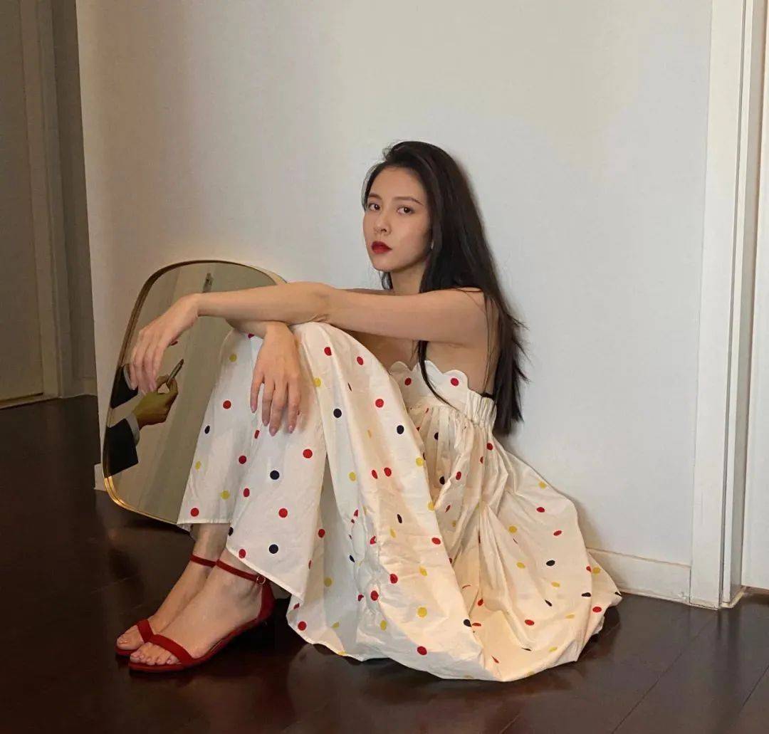 运动鞋|今夏不要总穿运动鞋了,2021流行这几款凉鞋,上脚显瘦显直又显腿长!