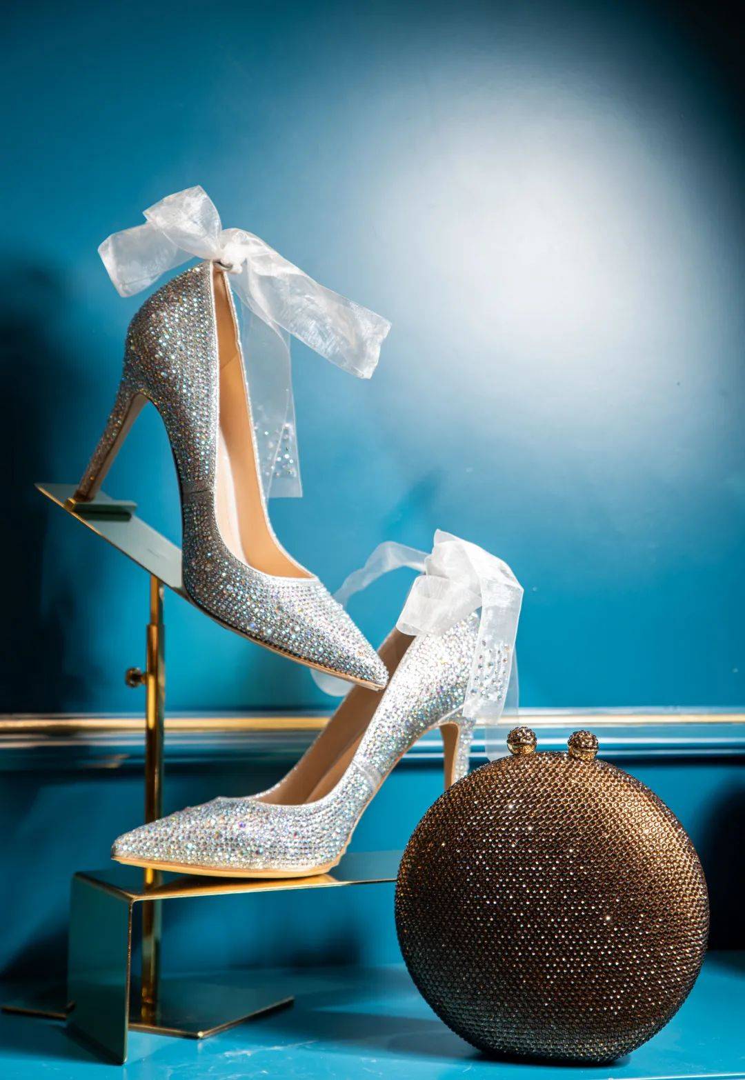 设计|快看看！谁还没几双美到爆一上脚就呲牙咧嘴的高！跟！鞋！