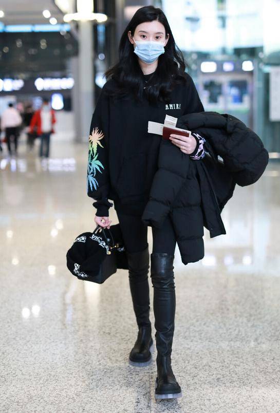 黑色|奚梦瑶又美出新高度，黑色卫衣配紧身裤随性大气，超模身材抢镜