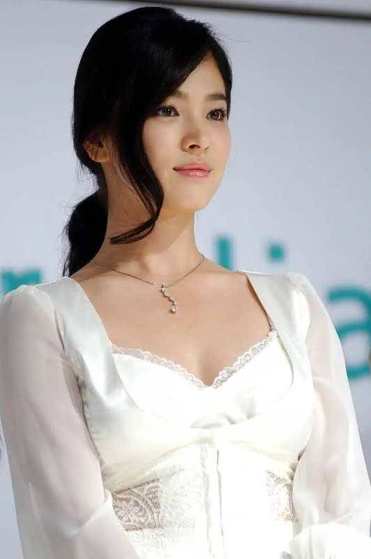 颜色|宋慧乔精心扮嫩!穿奶白色拼接裙装超减龄,不料暴露“大号”身材