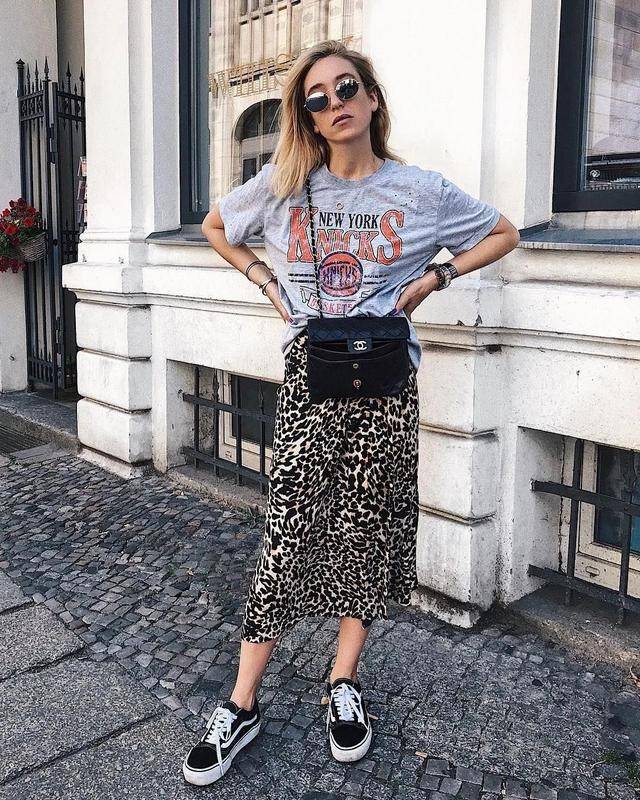 帆布鞋|“裙子＋帆布鞋”才是春夏王炸cp，学会这样穿，舒适、时髦又好看