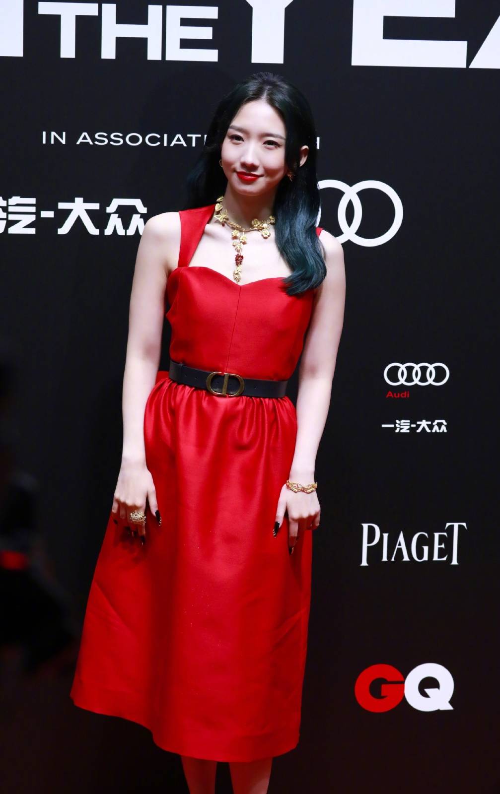 孟美岐|22岁孟美岐造型翻车,红色长裙配黄金首饰,丝毫不见青春活力