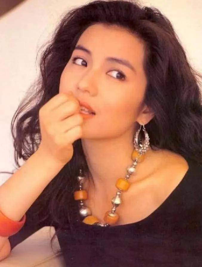 白女士|被称内娱95花颜霸的她，靠港风造型再次惊艳网友：太绝了！