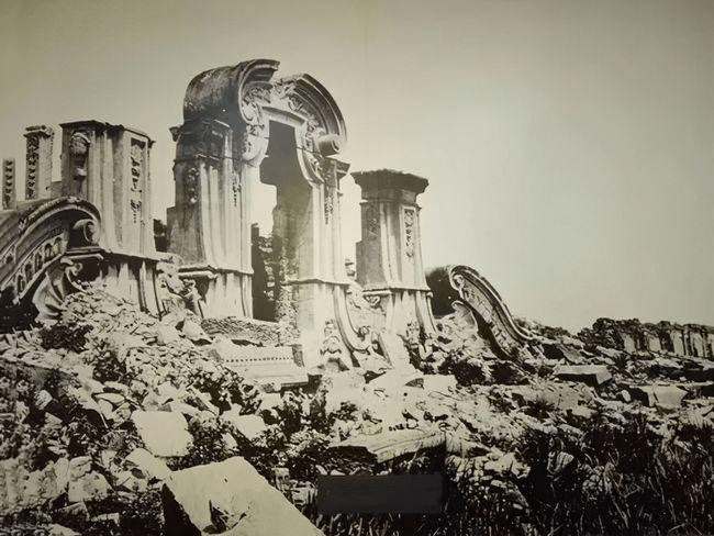 1860年,英法联军火烧圆明园.