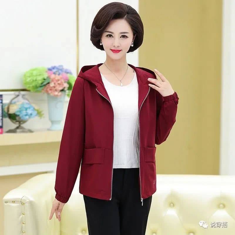 设计|婆婆52了贼会打扮，穿这：花T恤，配阔腿裤，比90后小姑还嫩