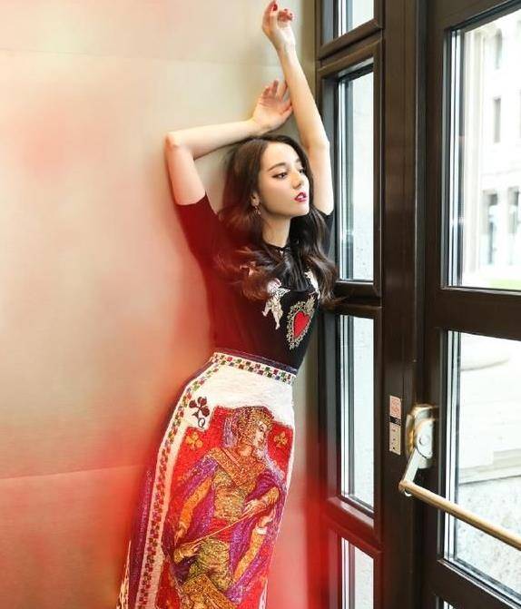 迪丽热巴|同样一件衣服，秦海璐穿起来更有感觉，不输迪丽热巴