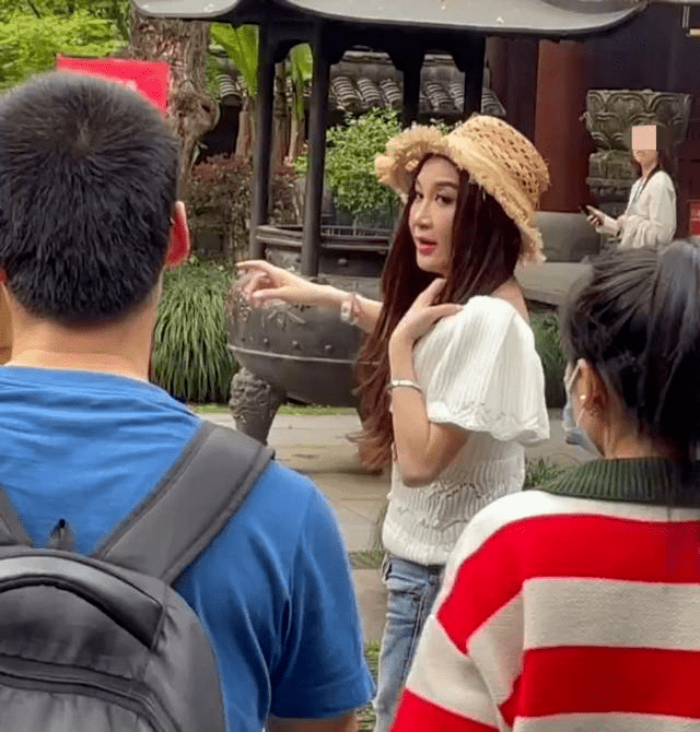 网友|温碧霞穿吊带裙走机场，都快当奶奶的人了，还装清纯少女假不假？