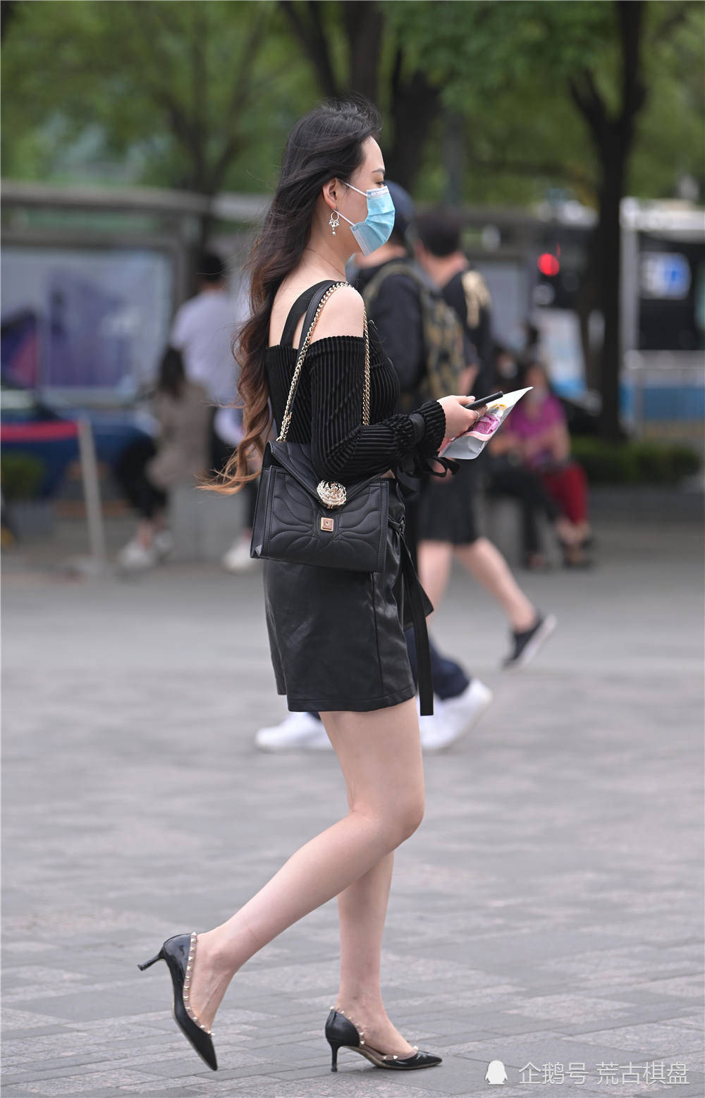 街区|时尚街区的姑娘，搭配中不能缺少一双尖头细跟鞋，美就要随心所欲