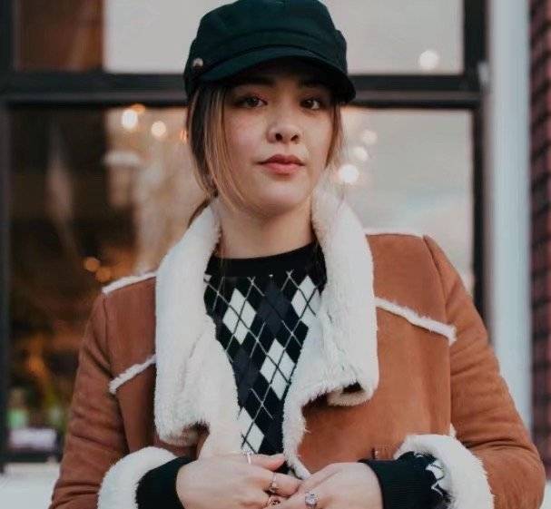 Yasmine|钟丽缇22岁大女儿晒美照，穿浴袍凹造型，身材比妈妈还要辣