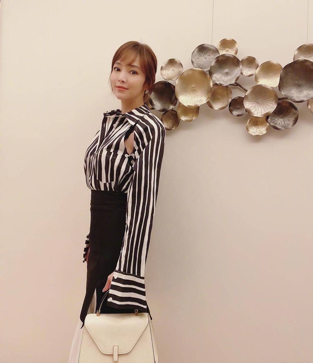藏蓝色|周杰伦前女友侯佩岑也变了，脸上都能看见法令纹，让人心疼