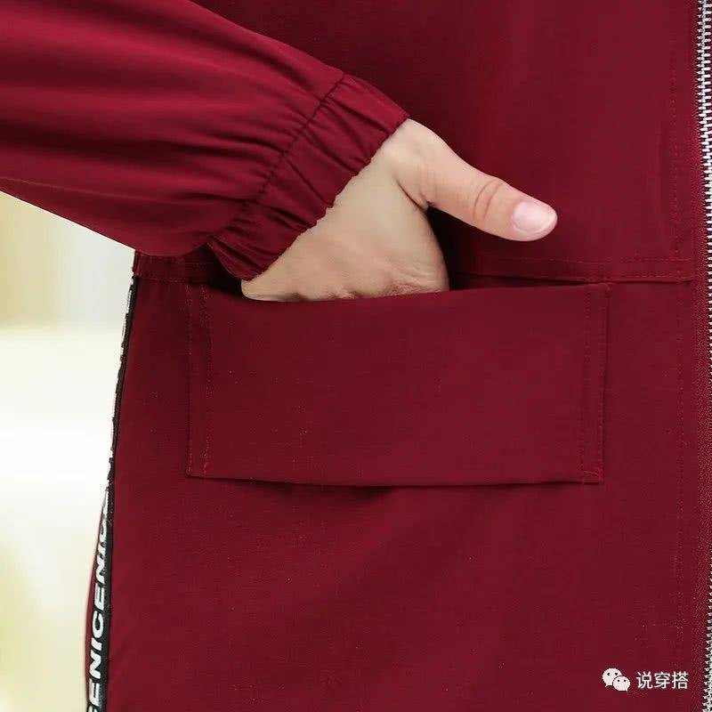 设计|婆婆52了贼会打扮，穿这：花T恤，配阔腿裤，比90后小姑还嫩