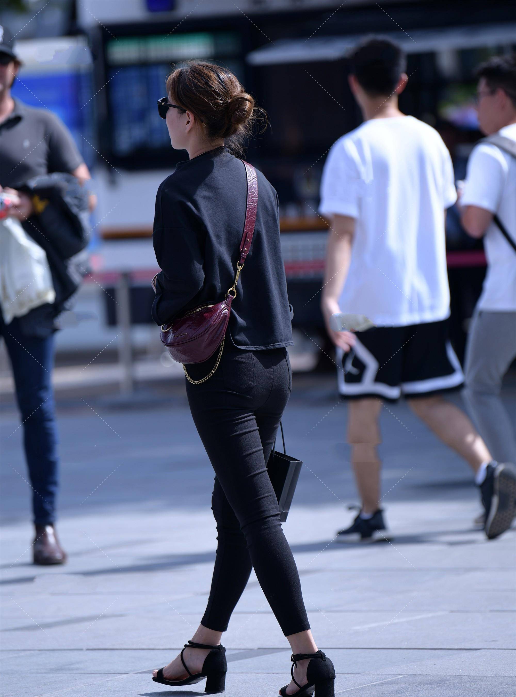 长裤|黑色系穿搭，配铅笔长裤、一字带鞋子，显黑酷潮流风