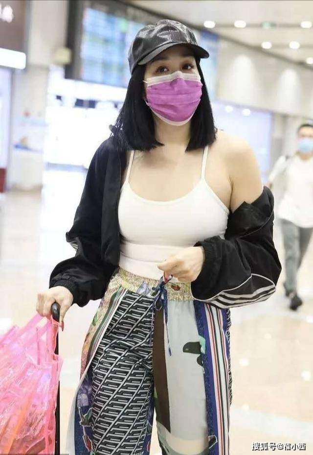 张脸|钟丽缇剪了新刘海像换了张脸，穿抹胸连体短裤卖力演出，越老越拼