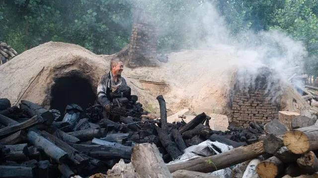 民国时,东北老窑头制炭有个"闷窑"绝技,直到临死才传给了徒弟
