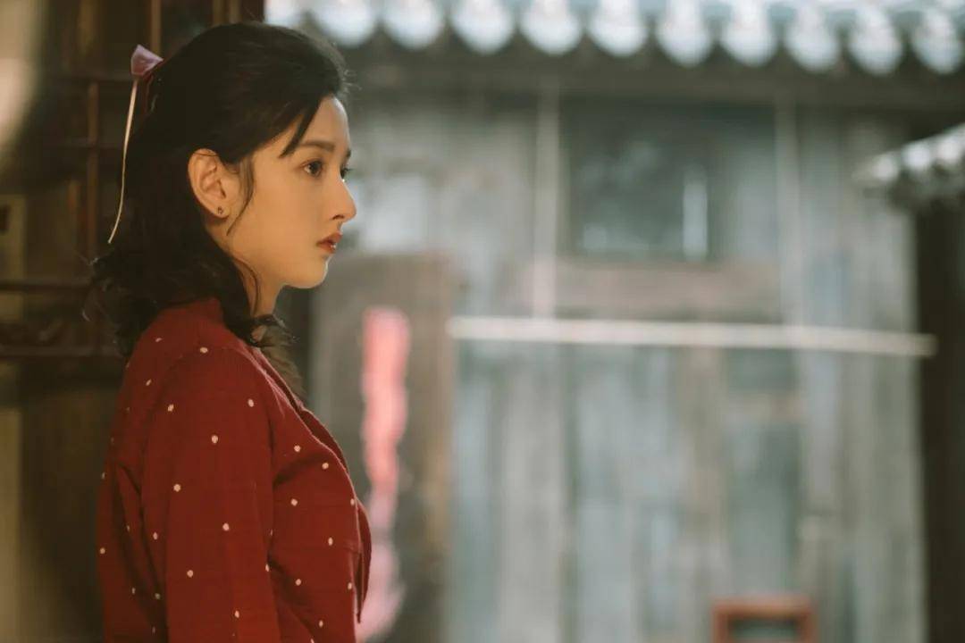 白女士|被称内娱95花颜霸的她，靠港风造型再次惊艳网友：太绝了！