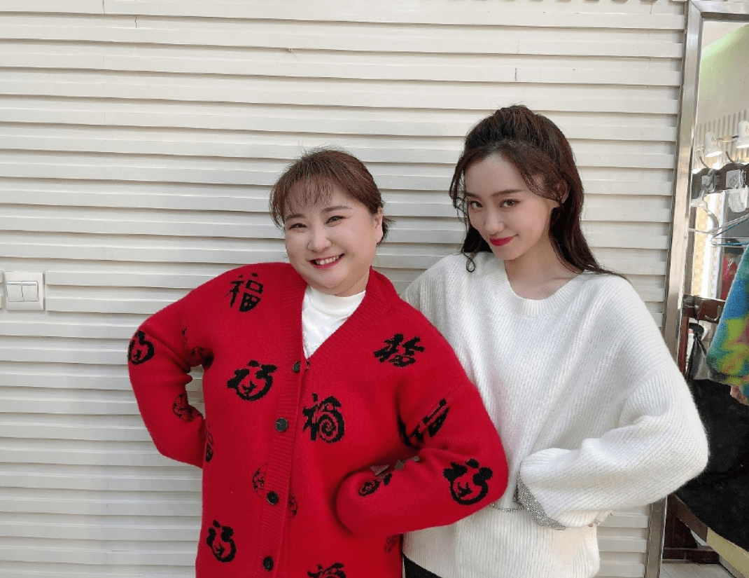 张小斐|张小斐罕见晒自拍,一身休闲装配微卷发好显嫩,身价暴涨依然低调