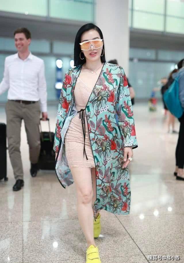 张脸|钟丽缇剪了新刘海像换了张脸，穿抹胸连体短裤卖力演出，越老越拼