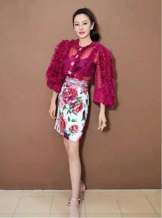 一身|张雨绮穿“彩虹色”抢镜，一身搭配粉粉嫩嫩，看不出真实年纪