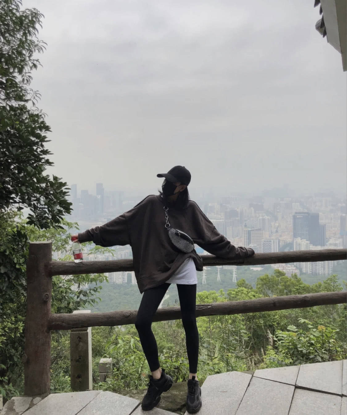 工装裤|女人过了30岁,别总穿牛仔裤,试试这几件“装嫩裤”时尚又减龄
