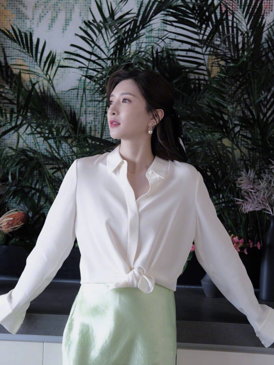 江疏影|秋季衬衫怎么穿时髦,学江疏影用它搭配缎面裙,温柔又气质