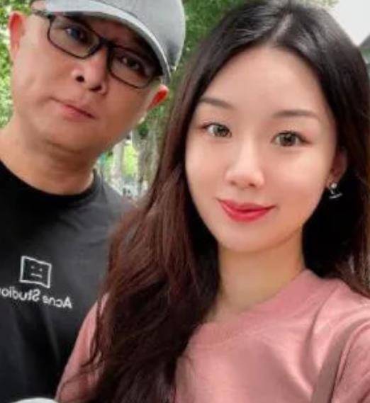 49歲孟非和老婆被偷拍,老婆身材纖細皮膚白皙,結婚28年恩愛如初_李雪