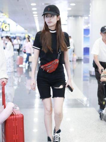 黑色|颖儿和付辛博在机场同行,颖儿穿露腰装很抢镜,下身短裤大秀美腿