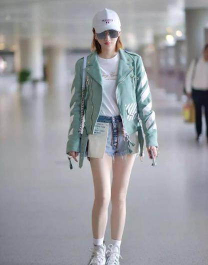 黑色|颖儿和付辛博在机场同行,颖儿穿露腰装很抢镜,下身短裤大秀美腿