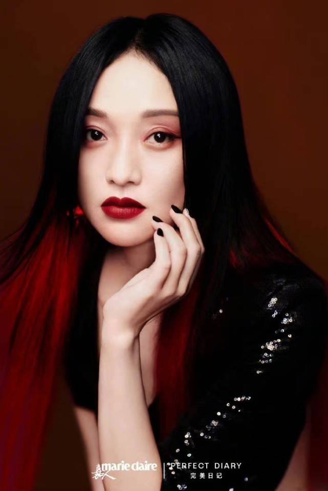 是嘉人和完美日记的合作,而周迅作为完美日记的代言人,也充分地把品牌