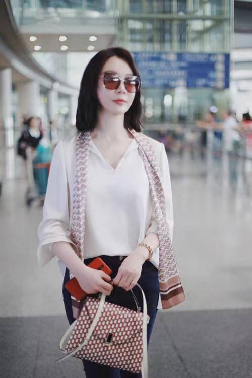 氛围|有品味的女人穿衬衫都懂配丝巾，看俞飞鸿陈数就知道，太有气质了