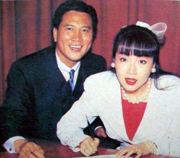 杨贵媚晒夫妻甜蜜合影杜淳不顾硬汉形象替老婆背包成李程宠妻小能手-