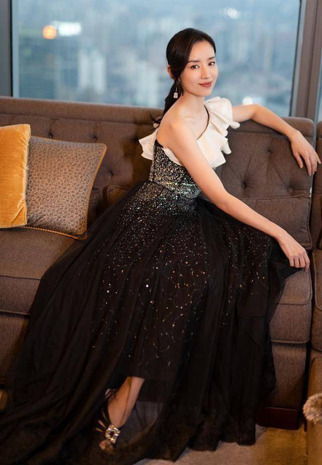 金靖|一向搞笑的金靖穿性感礼服，摆出酷脸造型似换了个人，像气质美女