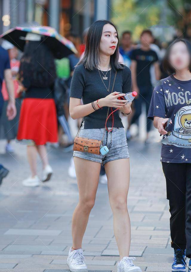 都美|偶遇“液体”打底裤美女，率性有型，都美出了自己专属的时尚风采