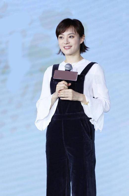 姐妹|孙俪穿搭太减龄了，喇叭袖上衣配背带裤，38岁嫩成18岁小姑娘