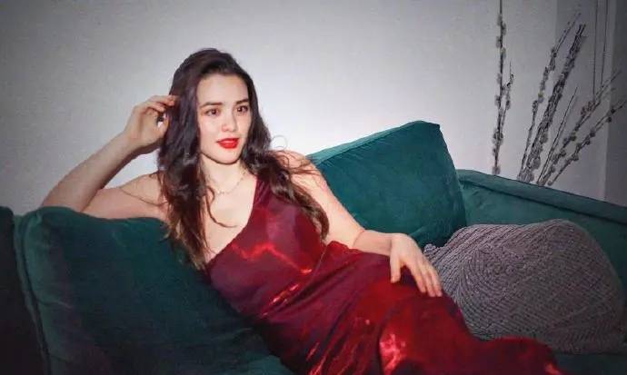 Yasmine|钟丽缇22岁大女儿晒美照，穿浴袍凹造型，身材比妈妈还要辣